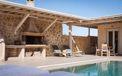 Property building, Patio, Day, Swimming pool, sunbed