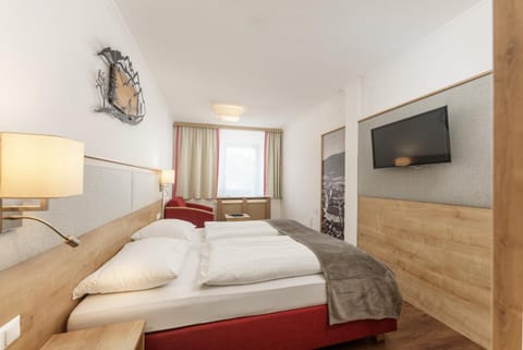 Bed, TV and multimedia, Photo of the whole room, Bedroom