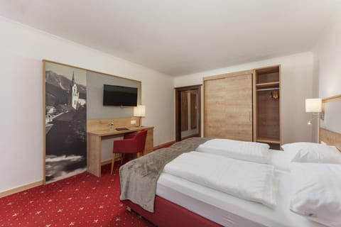 Bed, TV and multimedia, Bedroom, wardrobe