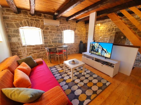 Communal lounge/ TV room, TV and multimedia, Living room, Seating area, Evening entertainment