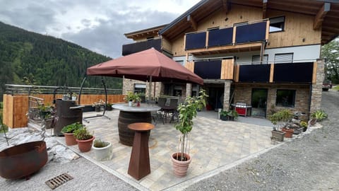 Property building, Spring, Day, Balcony/Terrace