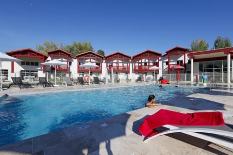 Property building, Swimming pool, sunbed