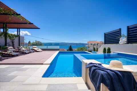 Property building, Balcony/Terrace, Sea view, Swimming pool, air conditioner