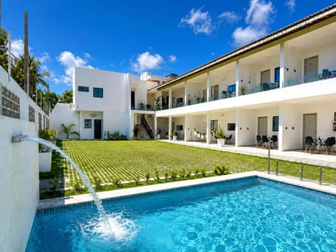 Property building, Day, Garden, Lobby or reception, Seating area, Pool view, Swimming pool, Parking
