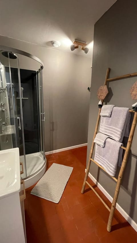 Shower, Bathroom, towels