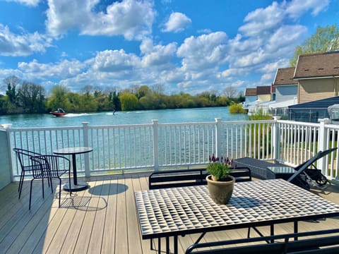 Patio, Day, View (from property/room), Balcony/Terrace, Dining area, Lake view