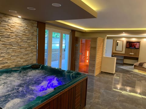 Hot Tub, Hot Tub, Sauna, Sauna