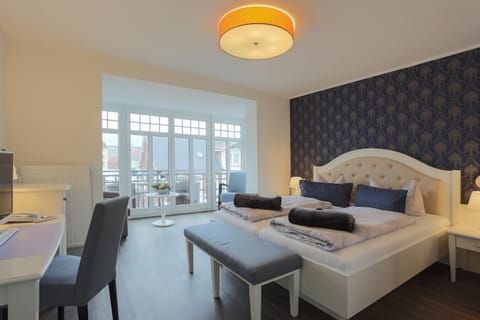 Bed, TV and multimedia, Balcony/Terrace, Photo of the whole room, Bedroom