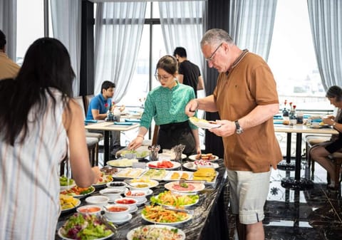 Restaurant/places to eat, People, Food and drinks, Banquet/Function facilities, Food, Buffet breakfast, Lunch, group of guests