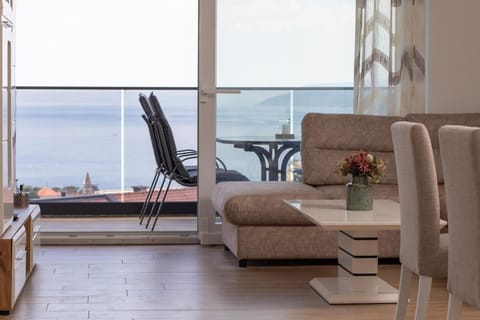 Living room, City view, Mountain view, Sea view