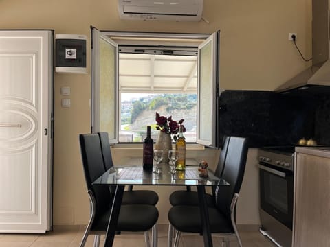 Kitchen or kitchenette, minibar, air conditioner