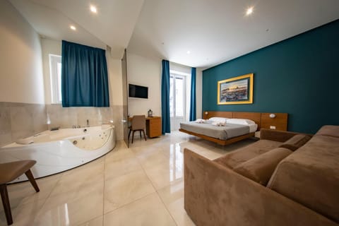 Bed, Hot Tub, TV and multimedia, Living room, Photo of the whole room, Seating area, Bedroom