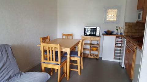 REF 042 Appartement T2 avec balcon et piscine Arzon Apartment in Arzon