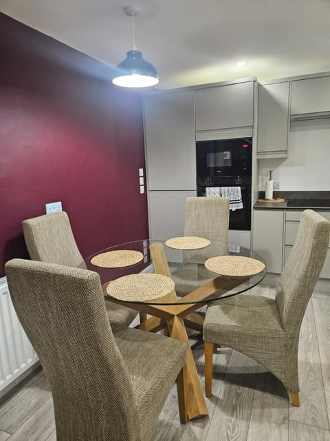 Kitchen or kitchenette, Seating area, Dining area