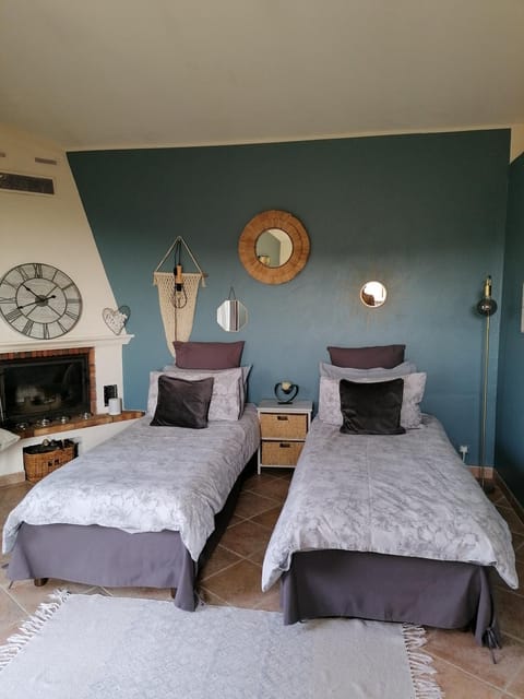 Studio au milieu d une oliveraie Le Mas de la huppe Apartment in Vence