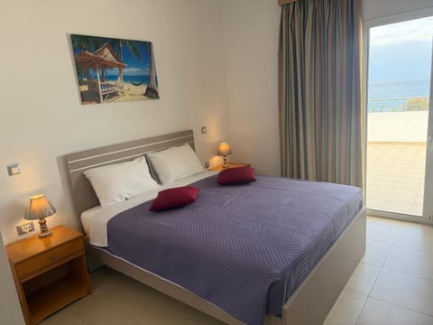 Bed, Summer, TV and multimedia, Seating area, Bedroom