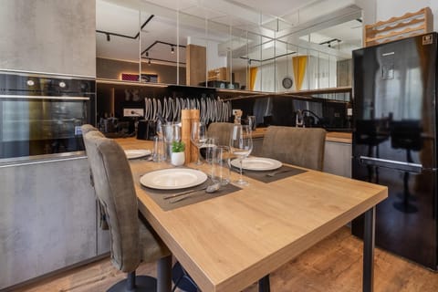 Kitchen or kitchenette, Seating area, Dining area