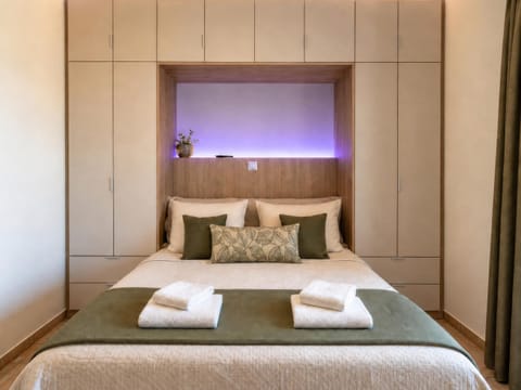 Bed, Bedroom, towels