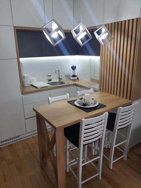 Kitchen or kitchenette, Dining area, Drinks