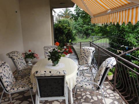 Balcony/Terrace, Seating area, Dining area, Garden view