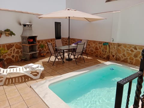 Patio, Swimming pool, sunbed