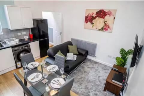 Kitchen or kitchenette, Living room, Seating area, Dining area, stove