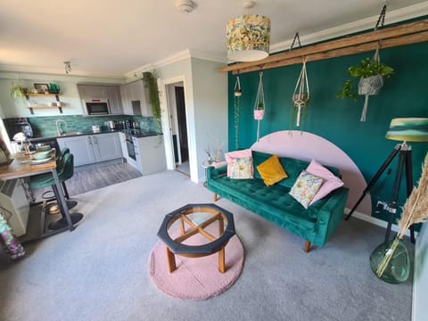Kitchen or kitchenette, Living room, Photo of the whole room, Seating area, Dining area, minibar, pet friendly