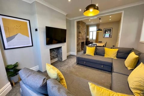 Large House near Victoria Park For Groups, 10 mins bus to City Centre House in Cardiff