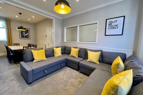 Large House near Victoria Park For Groups, 10 mins bus to City Centre House in Cardiff