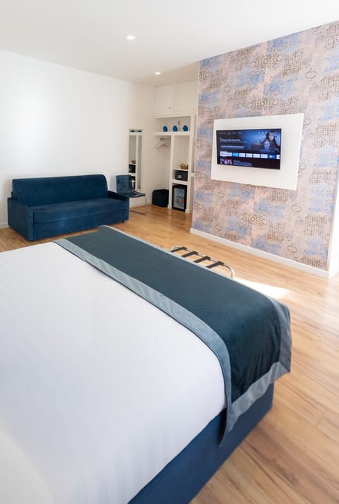 Bed, TV and multimedia, Photo of the whole room, Decorative detail, Decorative detail, Evening entertainment, Bedroom