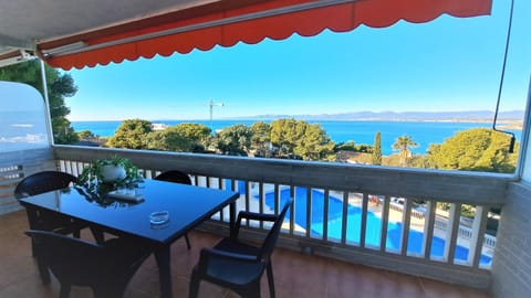 Pool view, Sea view