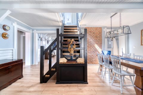 Facade/entrance, Dining area