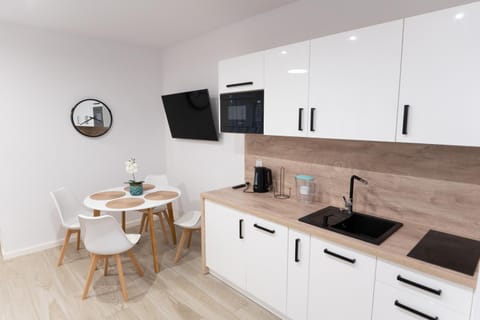 Kitchen or kitchenette, Dining area, dishwasher, minibar