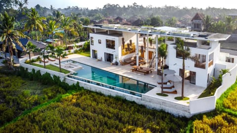Property building, Bird's eye view, Swimming pool, internet, sunbed