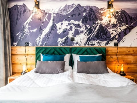 Bed, Other, Photo of the whole room, Decorative detail, Bedroom