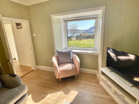 TV and multimedia, Living room, Seating area, Garden view