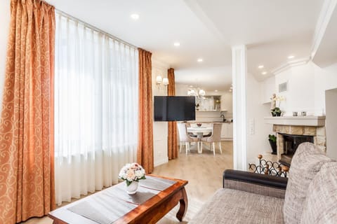 Communal lounge/ TV room, TV and multimedia, Living room, Seating area