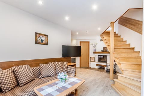 TV and multimedia, Living room, Lounge or bar, Seating area, Dining area