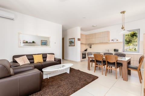 Kitchen or kitchenette, Living room, Seating area, Dining area, Parking, minibar, pet friendly, stove