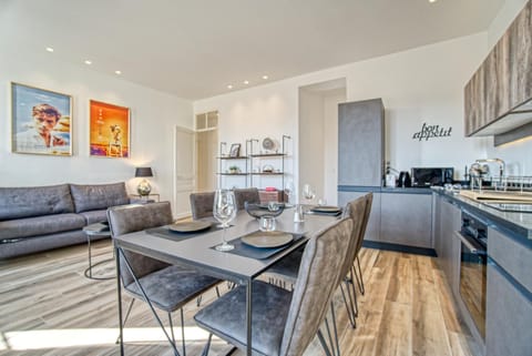 Kitchen or kitchenette, Living room, Seating area, Dining area