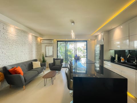 TV and multimedia, Living room, Seating area, Dining area