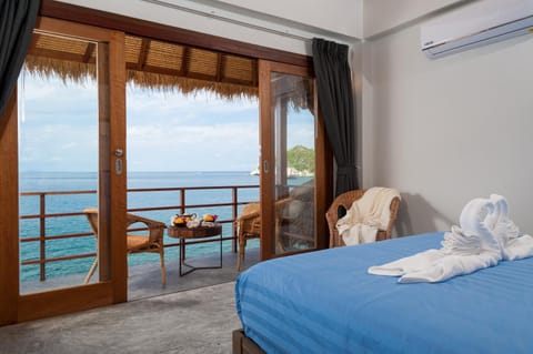 Bed, Natural landscape, View (from property/room), Balcony/Terrace, Seating area, Bedroom, Sea view, towels