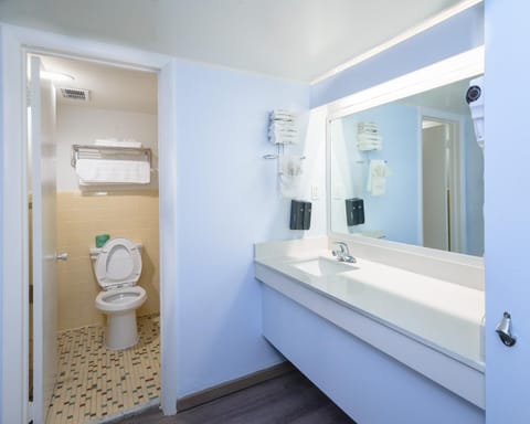 Toilet, Bathroom, towels