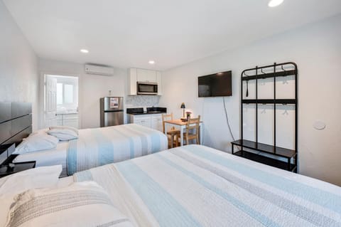 Bed, TV and multimedia, Kitchen or kitchenette, Living room, Photo of the whole room, Dining area, Bedroom, minibar