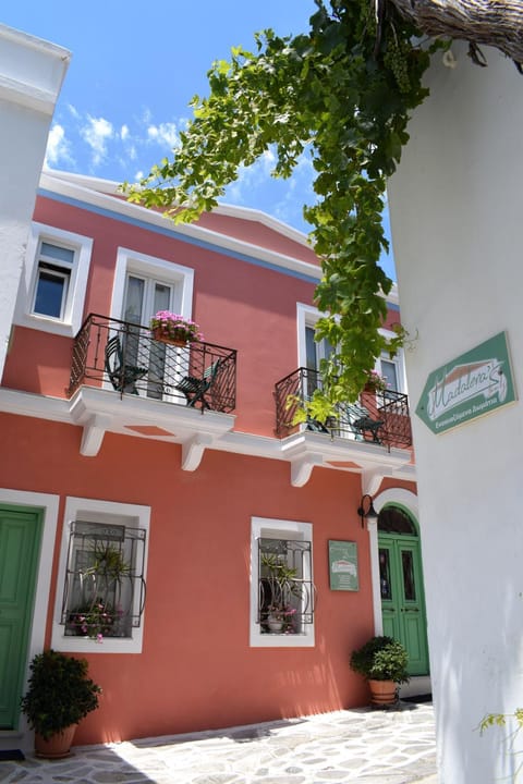 Facade/entrance