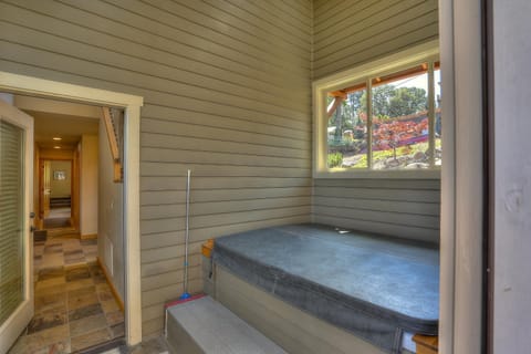Hutson's Bridgeview House with HotTub & Huge Walk in Shower - 30 day min home House in Hood River