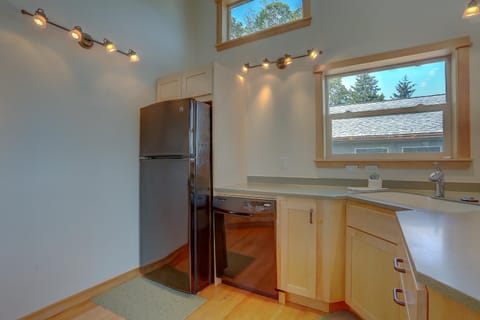 Hutson's Bridgeview House with HotTub & Huge Walk in Shower - 30 day min home House in Hood River