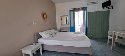 Bed, TV and multimedia, Photo of the whole room, Bedroom, towels, air conditioner