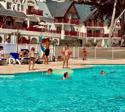 Swimming pool, children, Family