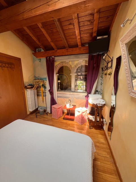 The Queen Tower Bed and Breakfast in Desenzano del Garda